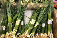 Siêu thị ở Hà Nội gói thực phẩm bằng lá chuối thay túi nilon