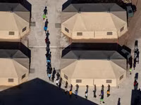 [ẢNH] Cận cảnh khu tạm giữ trẻ em nhập cư gây phẫn nộ của Mỹ