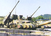 [ẢNH] Bất ngờ với phiên bản xe tăng T-72 được trang bị tới 3 khẩu pháo