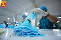 Bên trong xưởng sản xuất khẩu trang làm từ vải không dệt