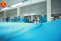 Bên trong xưởng sản xuất khẩu trang làm từ vải không dệt