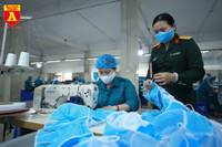 Bên trong xưởng sản xuất khẩu trang làm từ vải không dệt