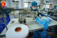 Bên trong xưởng sản xuất khẩu trang làm từ vải không dệt