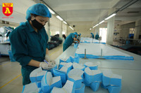 Bên trong xưởng sản xuất khẩu trang làm từ vải không dệt