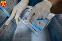 Bên trong xưởng sản xuất khẩu trang làm từ vải không dệt