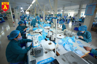 Bên trong xưởng sản xuất khẩu trang làm từ vải không dệt