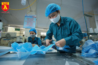 Bên trong xưởng sản xuất khẩu trang làm từ vải không dệt