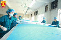 Bên trong xưởng sản xuất khẩu trang làm từ vải không dệt