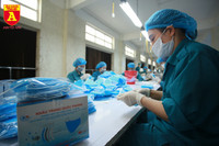 Bên trong xưởng sản xuất khẩu trang làm từ vải không dệt