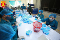 Bên trong xưởng sản xuất khẩu trang làm từ vải không dệt