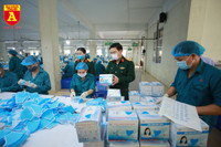 Bên trong xưởng sản xuất khẩu trang làm từ vải không dệt