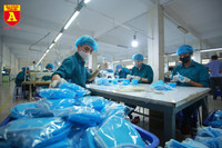 Bên trong xưởng sản xuất khẩu trang làm từ vải không dệt