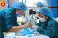 Bên trong xưởng sản xuất khẩu trang làm từ vải không dệt