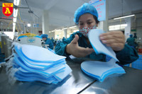 Bên trong xưởng sản xuất khẩu trang làm từ vải không dệt