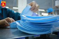 Bên trong xưởng sản xuất khẩu trang làm từ vải không dệt