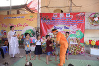 Mang Trung thu đến với trẻ mồ côi nương cửa Phật