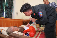 Mang Trung thu đến với trẻ mồ côi nương cửa Phật