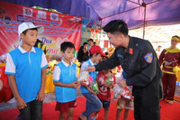 Mang Trung thu đến với trẻ mồ côi nương cửa Phật