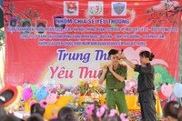Mang Trung thu đến với trẻ mồ côi nương cửa Phật