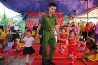 Mang Trung thu đến với trẻ mồ côi nương cửa Phật