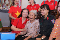 Mang Trung thu đến với trẻ mồ côi nương cửa Phật