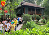 Thăm khu di tích nhà sàn Bác Hồ ở Hà Nội