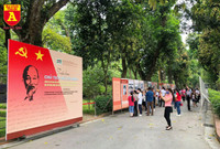 Thăm khu di tích nhà sàn Bác Hồ ở Hà Nội