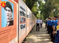 Thăm khu di tích nhà sàn Bác Hồ ở Hà Nội