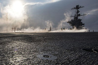 [ẢNH] Tổng thống Trump ngăn chặn loại biên tàu sân bay đang làm Iran lo sợ