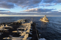 [ẢNH] Tổng thống Trump ngăn chặn loại biên tàu sân bay đang làm Iran lo sợ