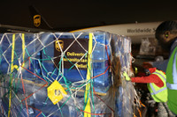 [ẢNH] Trung Quốc gửi 2,2 triệu khẩu trang, 50.000 bộ kit xét nghiệm tới châu Âu chống Covid-19