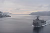 [ẢNH] Chiến hạm Mỹ bị buộc phải lênh đênh trên biển 2 tháng, vì sao?