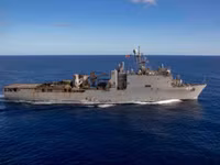 [ẢNH] Chiến hạm Mỹ bị buộc phải lênh đênh trên biển 2 tháng, vì sao?