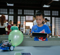 Tóc Tiên khoe dáng tại sự kiện khai trương Vườn Nhật sau công khai hẹn hò