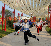 Tóc Tiên khoe dáng tại sự kiện khai trương Vườn Nhật sau công khai hẹn hò