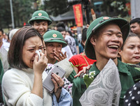 [ẢNH] Thanh niên Hà Nội tạm biệt người thương lên đường nhập ngũ