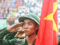 [ẢNH] Thanh niên Hà Nội tạm biệt người thương lên đường nhập ngũ