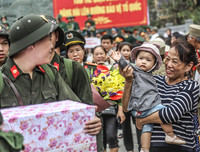 [ẢNH] Thanh niên Hà Nội tạm biệt người thương lên đường nhập ngũ