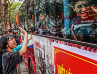 [ẢNH] Thanh niên Hà Nội tạm biệt người thương lên đường nhập ngũ