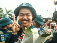 [ẢNH] Thanh niên Hà Nội tạm biệt người thương lên đường nhập ngũ