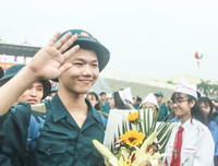 [ẢNH] Thanh niên Hà Nội tạm biệt người thương lên đường nhập ngũ