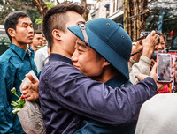 [ẢNH] Thanh niên Hà Nội tạm biệt người thương lên đường nhập ngũ
