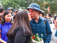 [ẢNH] Thanh niên Hà Nội tạm biệt người thương lên đường nhập ngũ