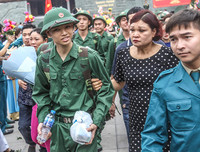 [ẢNH] Thanh niên Hà Nội tạm biệt người thương lên đường nhập ngũ