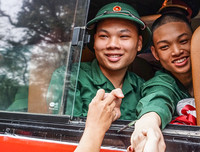 [ẢNH] Thanh niên Hà Nội tạm biệt người thương lên đường nhập ngũ