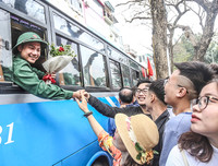 [ẢNH] Thanh niên Hà Nội tạm biệt người thương lên đường nhập ngũ