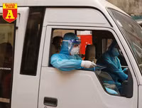 Đưa gần 60 người đi cách ly tại Bệnh viện Công an Hà Nội