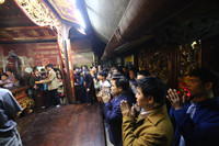 Không ngại chen chúc, biển người dự lễ khai ấn đền Trần 2018