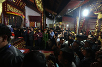 Không ngại chen chúc, biển người dự lễ khai ấn đền Trần 2018