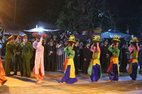 Không ngại chen chúc, biển người dự lễ khai ấn đền Trần 2018